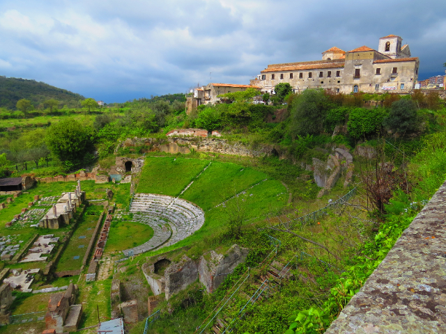 Le théâtre romain de Sessa Aurunca : Un joyau archéologique de la Campanie - Sessa Aurunca | Secret World Trip Planner