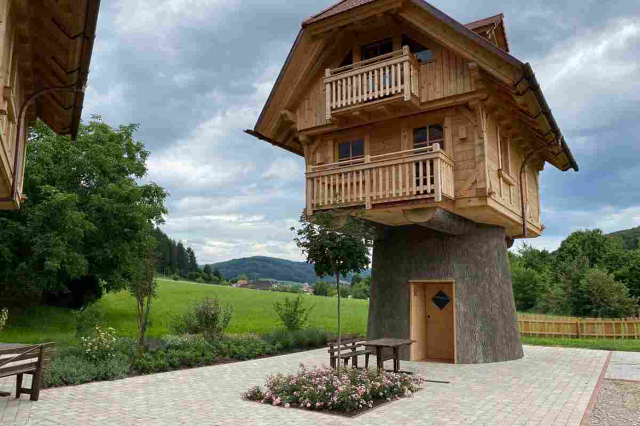 Schwarzwalder Hof est le village des cabanes dans les arbres. — Freiburg im Breisgau