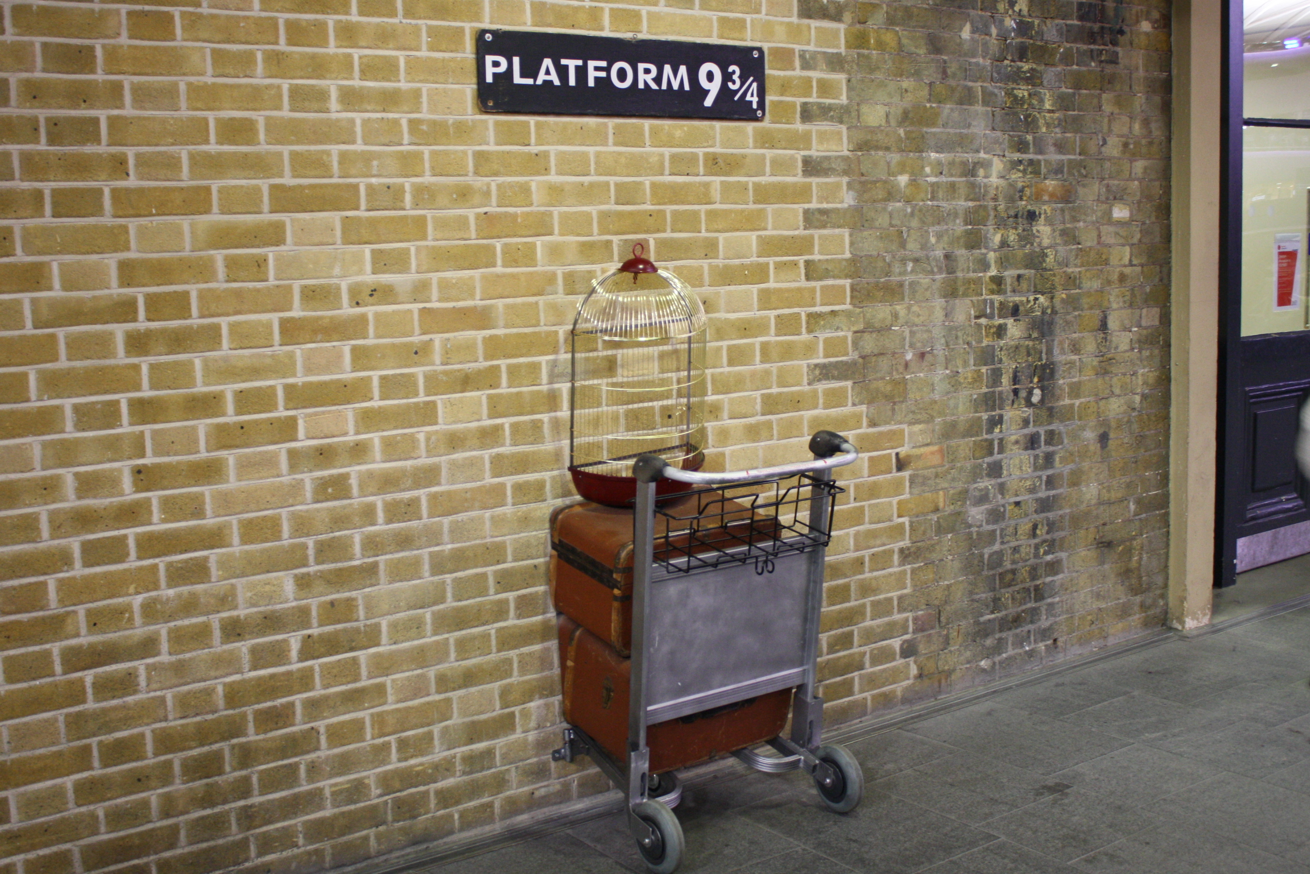 Harry Potter i platforma 9 3/4 kolodvor Kings Cross - Londra | Secret World Trip Planner