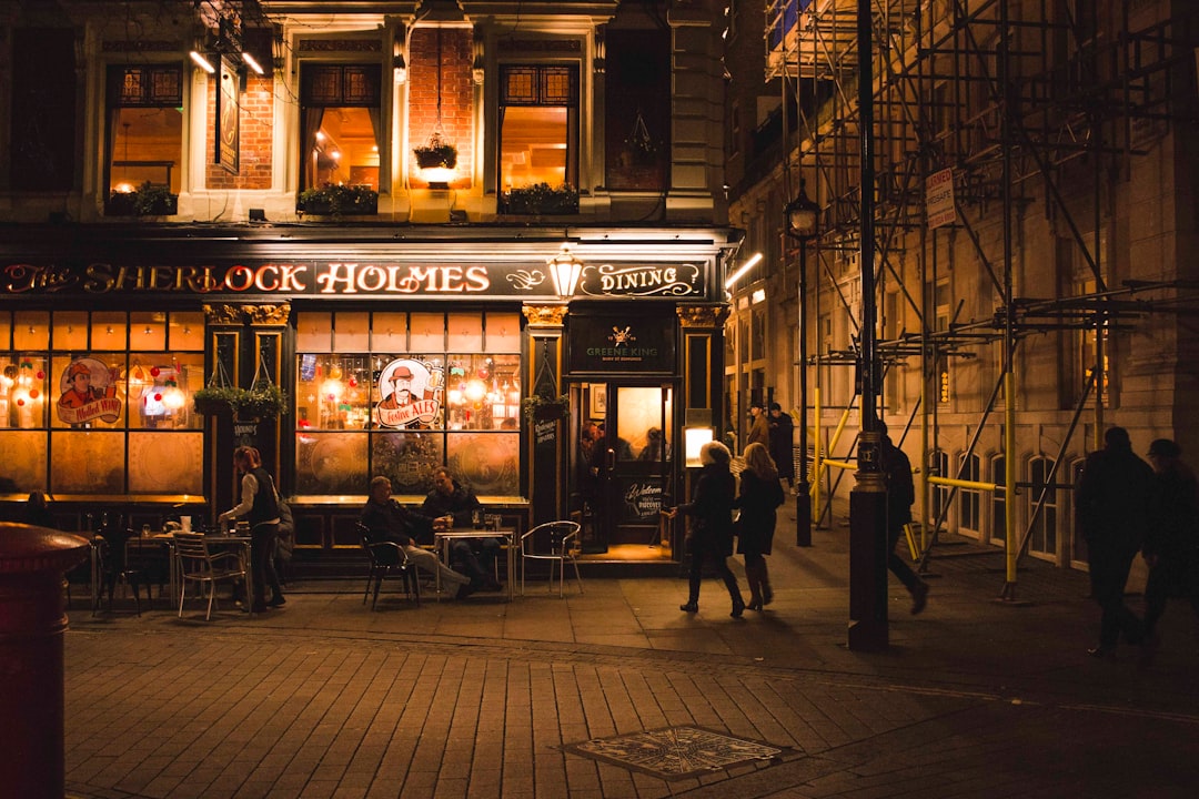 לפאב שרלוק הולמס הישן יש סוד מוזר למעלה: - Londra | Secret World Trip Planner