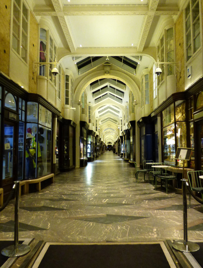 Deluxe Burlington Spilakassa í London - Londra | Secret World Trip Planner