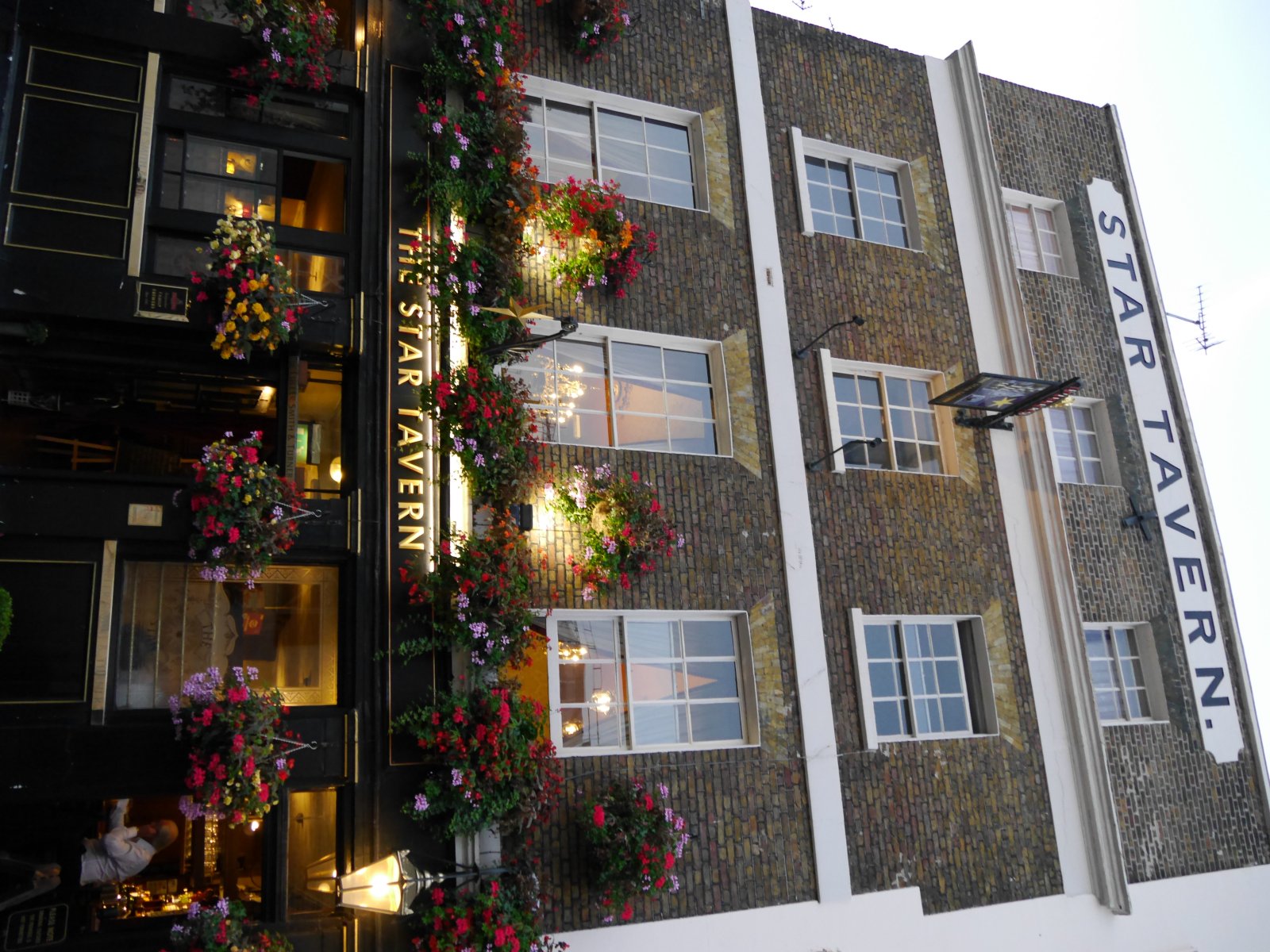 London: Bintang Di Warung - Londra | Secret World Trip Planner