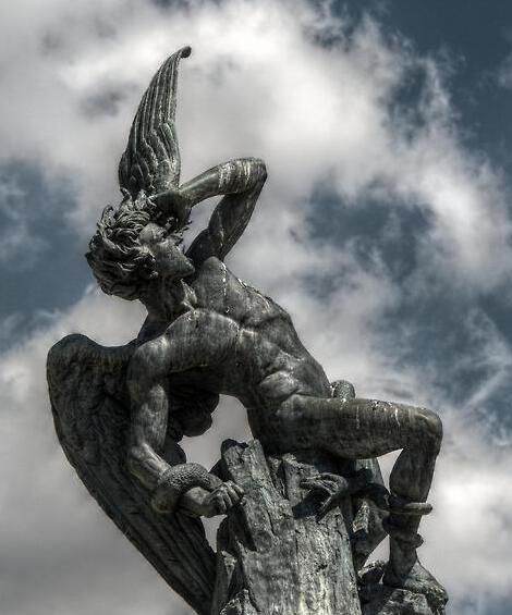 Madrid : Fontaine de l'ange déchu, un monument à Satan - Madrid | Secret World Trip Planner