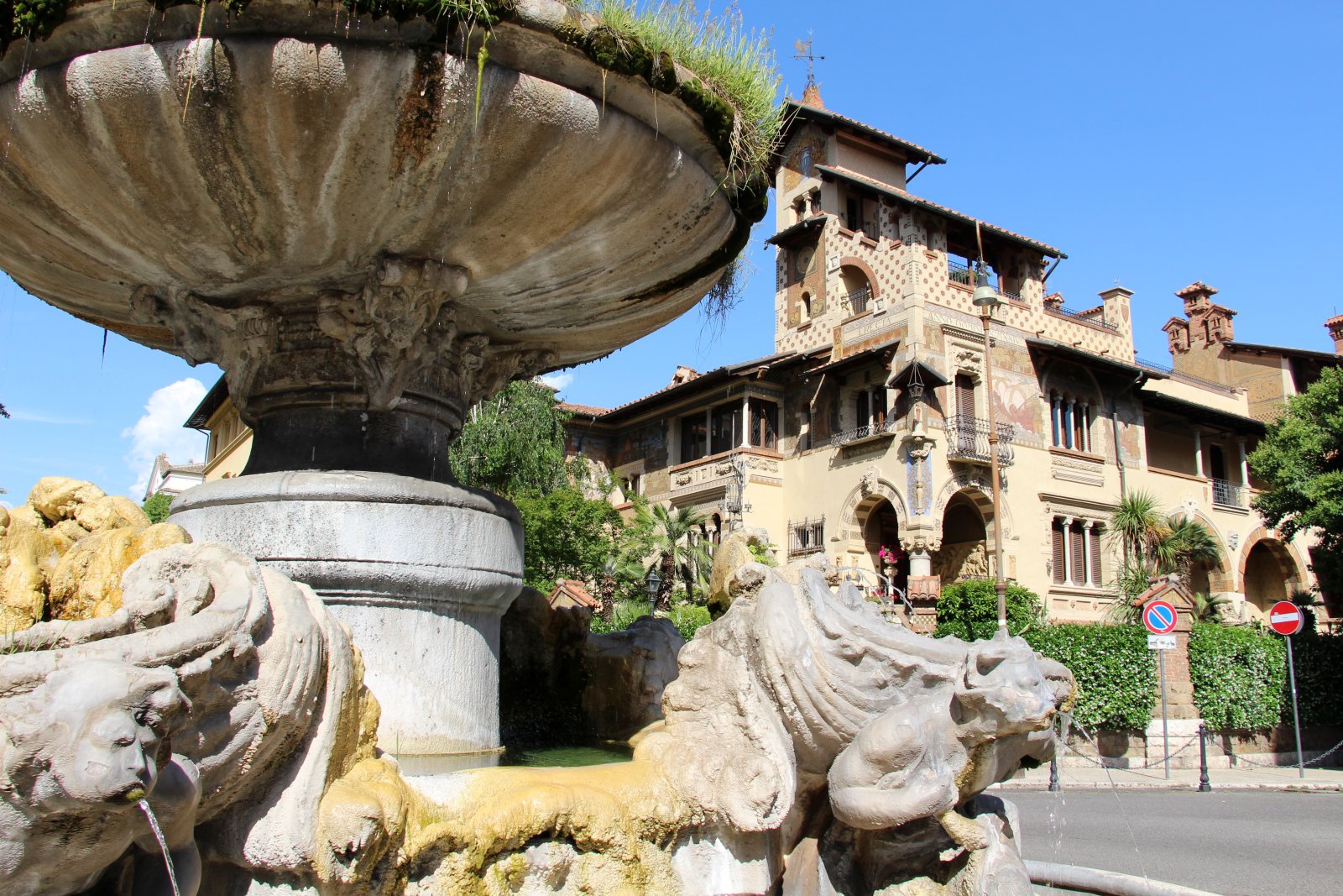 Quartiere Coppedè - старомоден квартал в Рим - Roma | Secret World Trip Planner