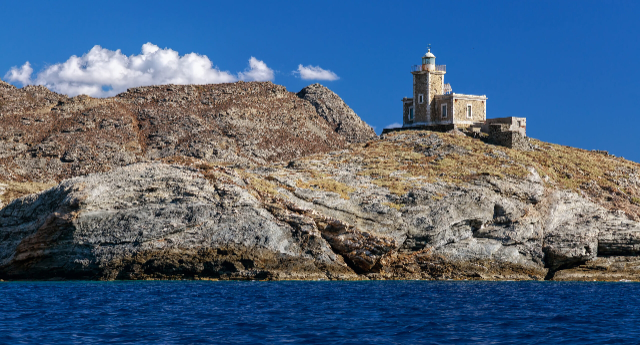 Le phare du cap Papargyras - Tinos | Secret World Trip Planner