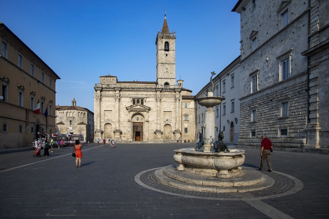 Piazza Arringo - Ascoli Piceno | Secret World Trip Planner