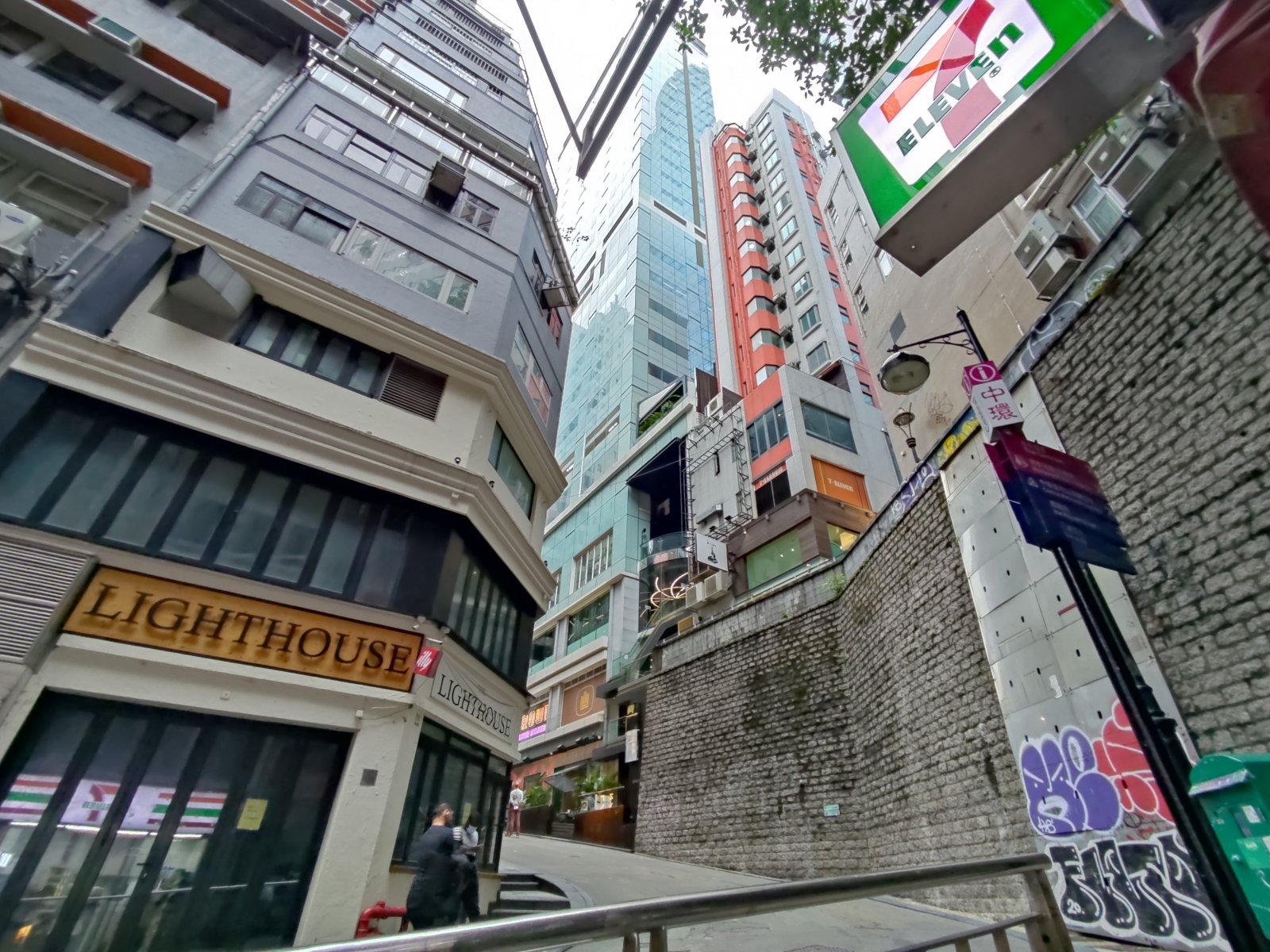 La nuit est toujours jeune à Lan Kwai Fong - Central | Secret World Trip Planner