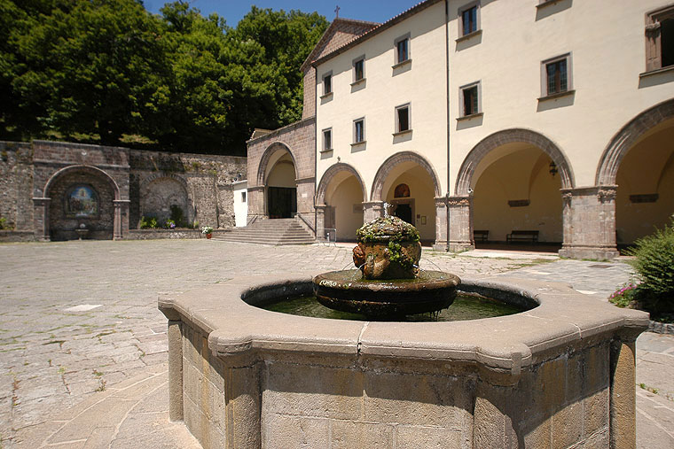 മഡോണ ഡെയ് ലറ്റാനിയുടെ സങ്കേതം - Roccamonfina | Secret World Trip Planner