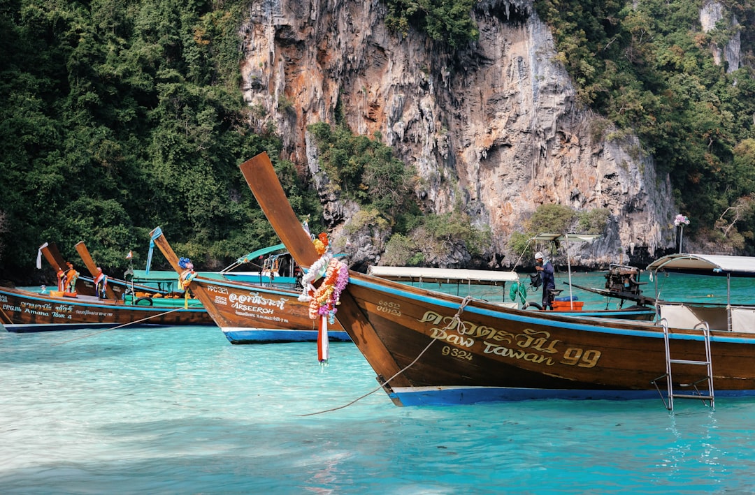 Entdecke die Inseln von Phuket: Natur und Nachtleben - Distretto di Mueang Phuket | Secret World Trip Planner