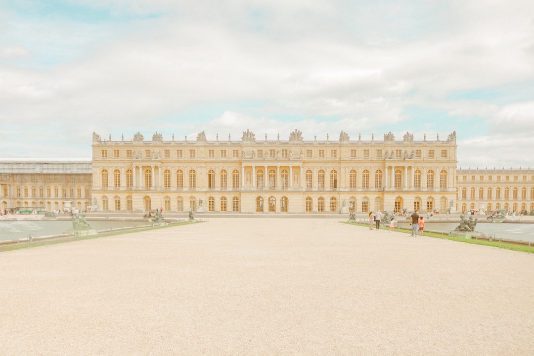 Die prächtige Schloss Versailles: eine Reise ins Luxus - Place d'Armes | Secret World Trip Planner