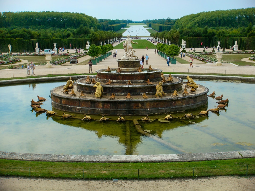 La magnifique Reggia de Versailles : un voyage de luxe - Place d'Armes | Secret World Trip Planner