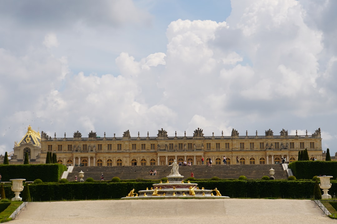 La magnifique Reggia de Versailles : un voyage de luxe - Place d'Armes | Secret World Trip Planner