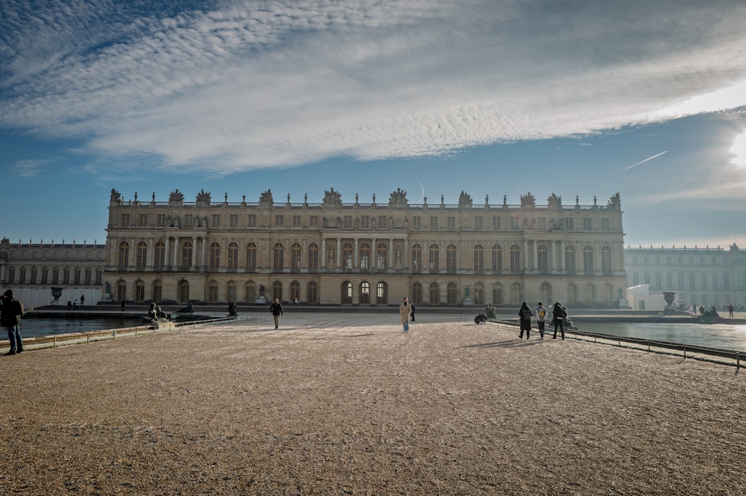 La magnifique Reggia de Versailles : un voyage de luxe - Place d'Armes | Secret World Trip Planner