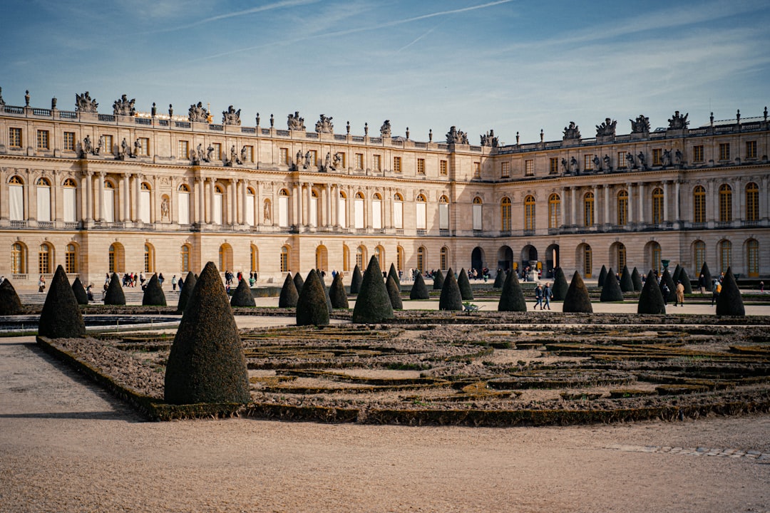 La magnifique Reggia de Versailles : un voyage de luxe - Place d'Armes | Secret World Trip Planner