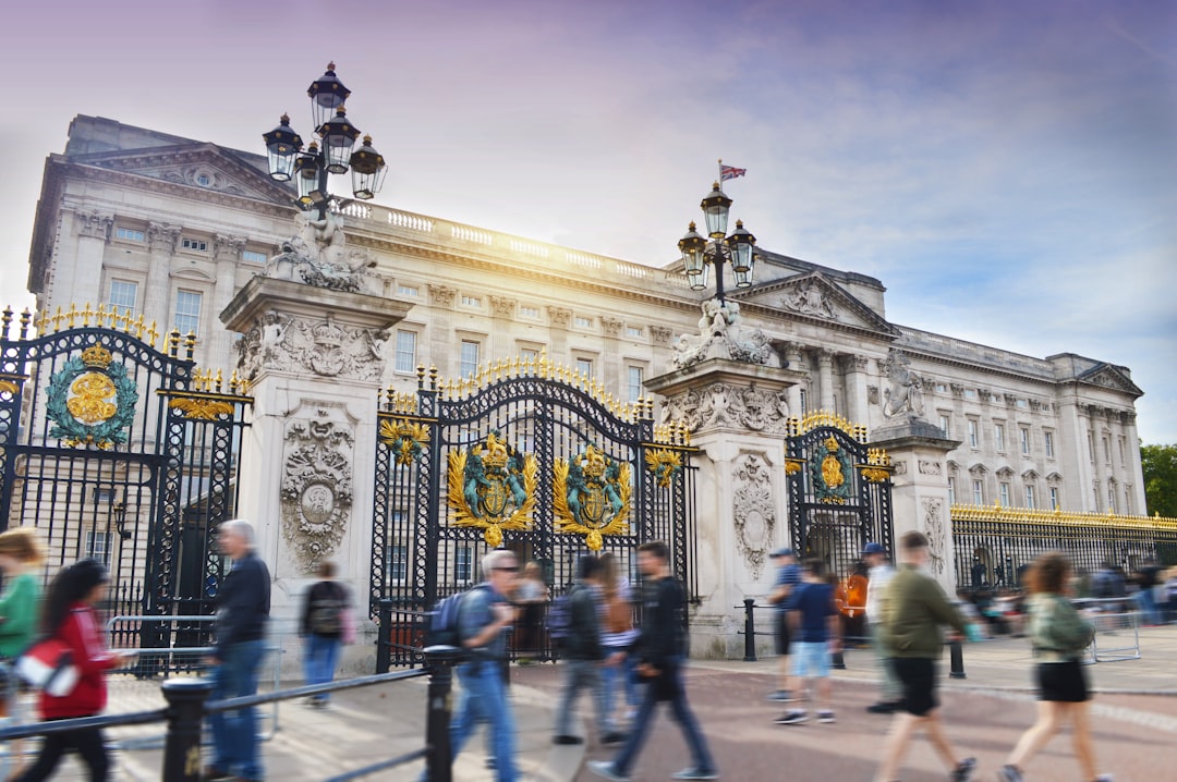 バッキンガム宮殿を探る：芸術と建築の魅力 - Londra SW1A 1AA | Secret World Trip Planner