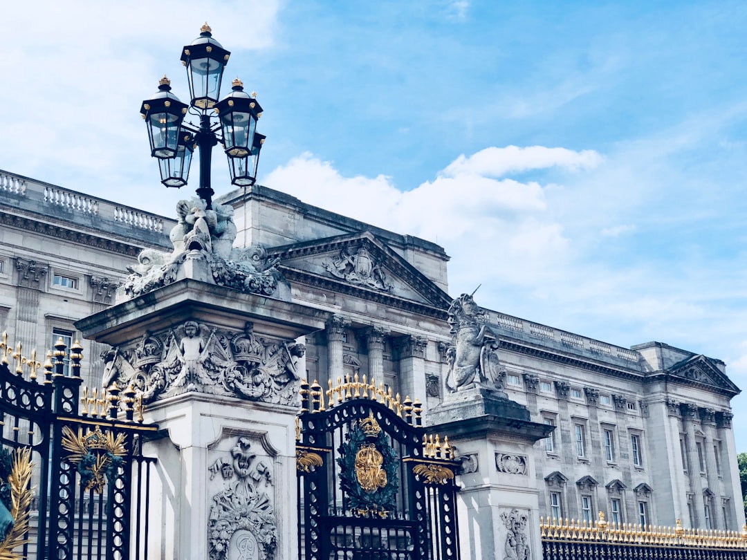 探索白金汉宫：艺术与建筑之美 - Londra SW1A 1AA | Secret World Trip Planner