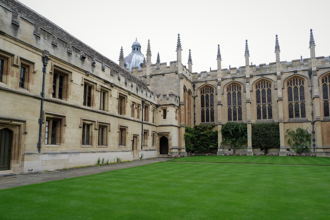 Itinerario Oxford 2026 con AI: Scopri la città con Secret World - Oxford | Secret World Trip Planner