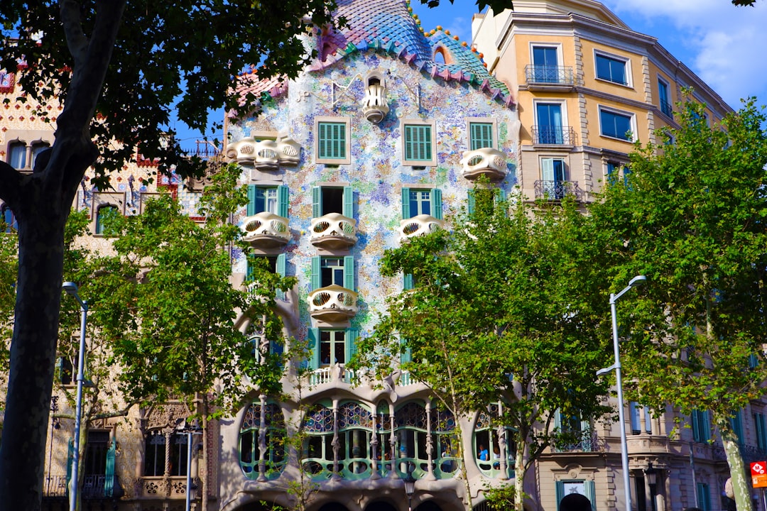 Las 5 mejores apps de viaje en Barcelona 2026: Descubre Secret World - Barcelona | Secret World Trip Planner