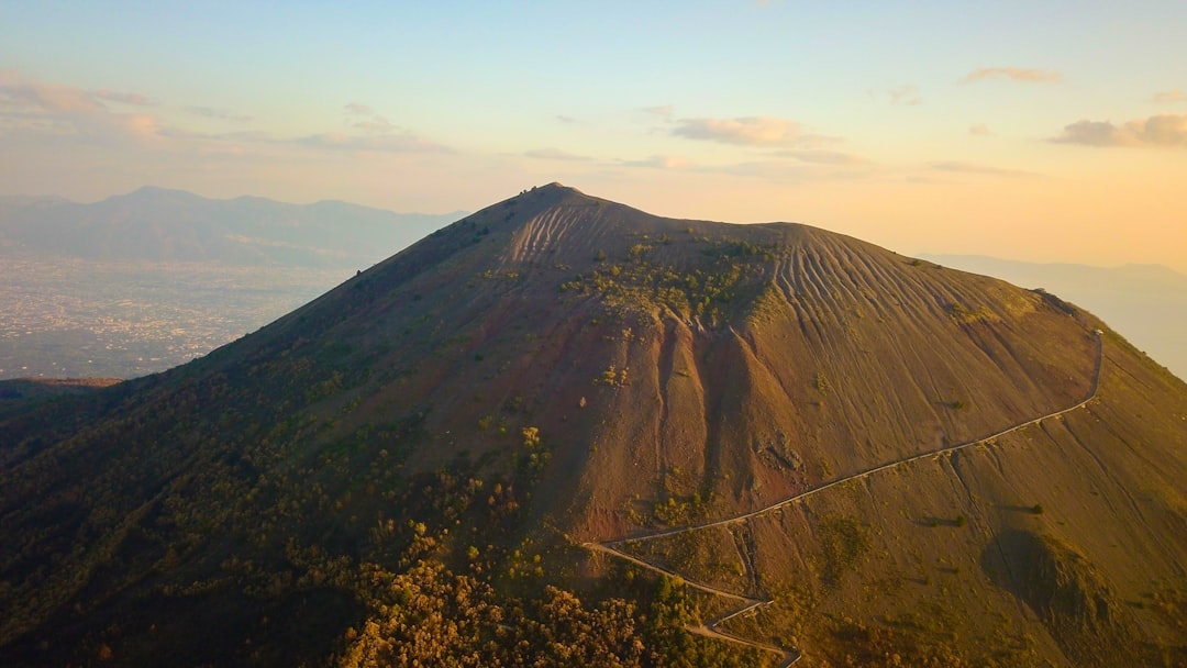 ヴェスヴィオ山探訪：歴史と自然の守護者 - Vesuvio | Secret World Trip Planner