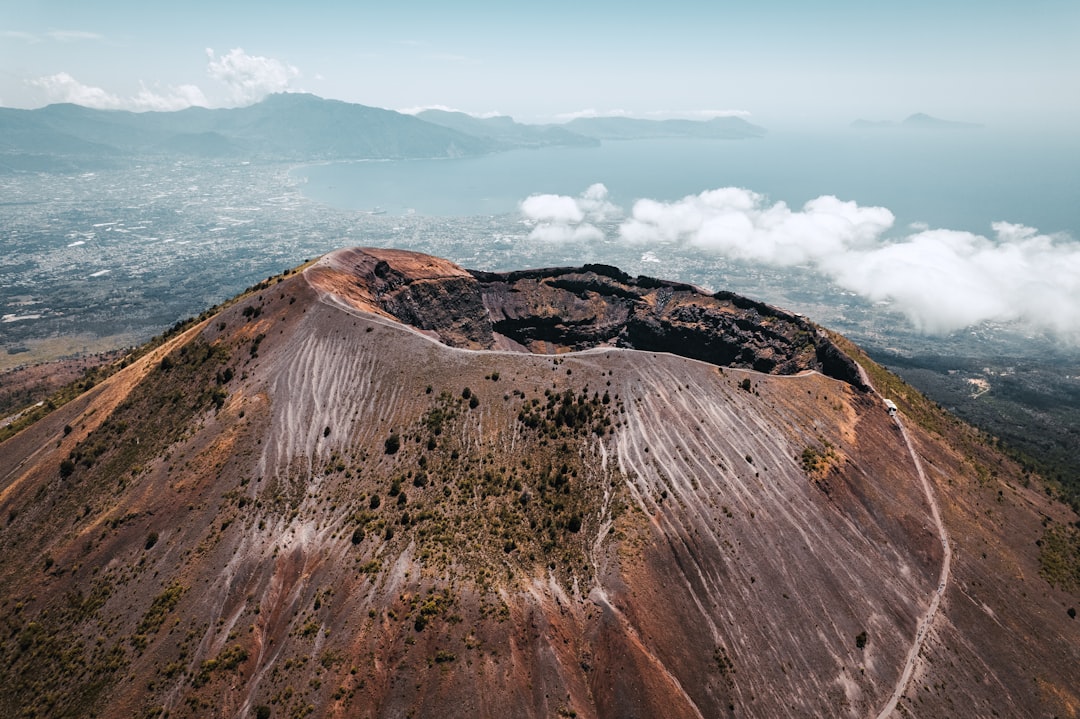 ヴェスヴィオ山探訪：歴史と自然の守護者 - Vesuvio | Secret World Trip Planner