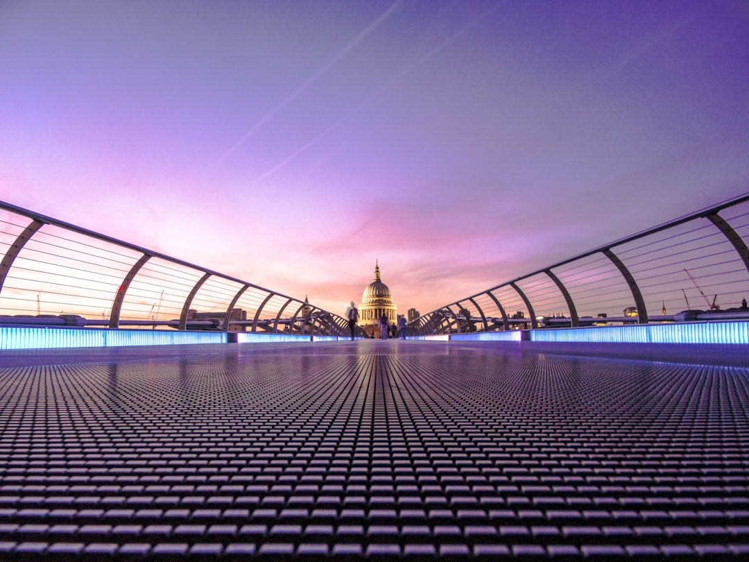 Ponte do Milênio: Uma Conexão para o Futuro em Londres - Thames Embankment | Secret World Trip Planner