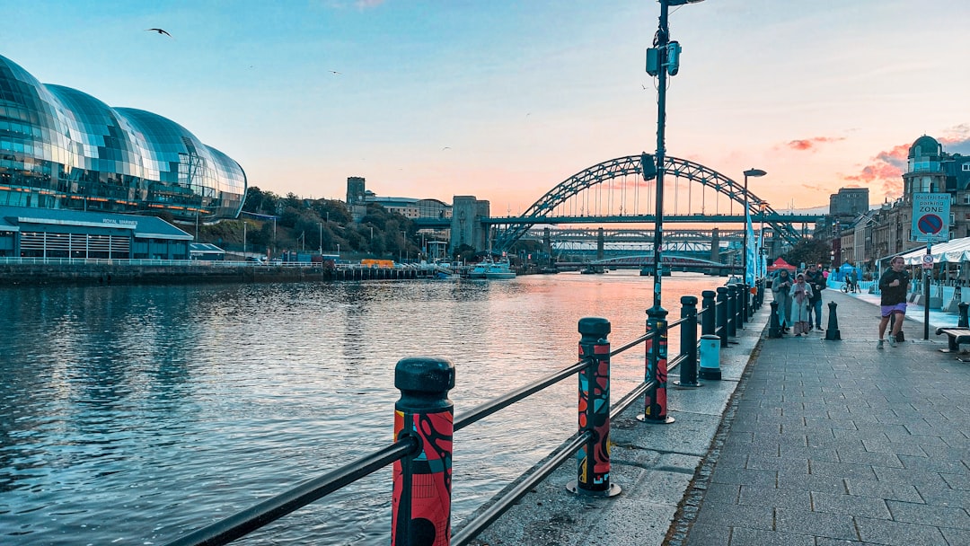 Ponte do Milênio: Uma Conexão para o Futuro em Londres - Thames Embankment | Secret World Trip Planner