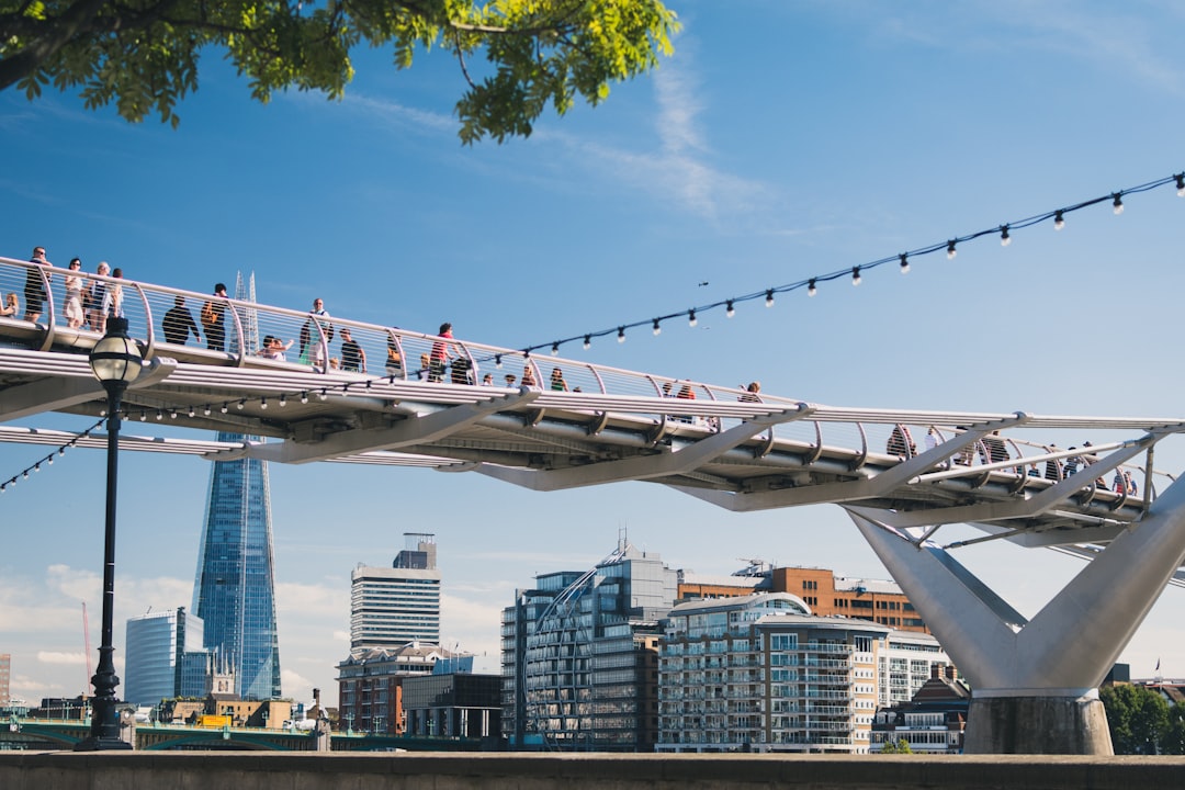 밀레니엄 브리지: 런던의 미래를 위한 다리 - Thames Embankment | Secret World Trip Planner