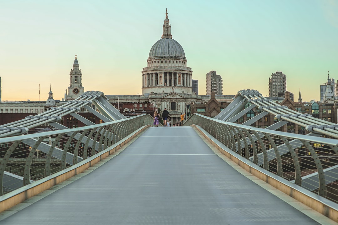 千年桥：伦敦通往未来的桥梁 - Thames Embankment | Secret World Trip Planner