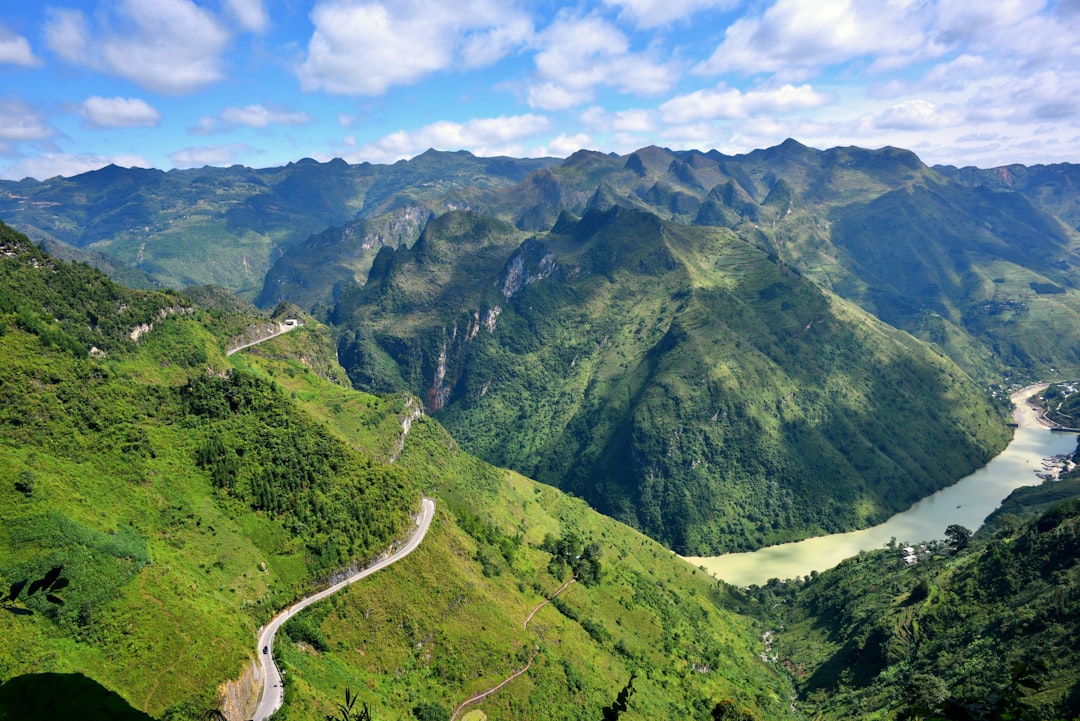 Scopri la Magia del Passo Mã Pí Lèng in Vietnam | Secret World Trip Planner
