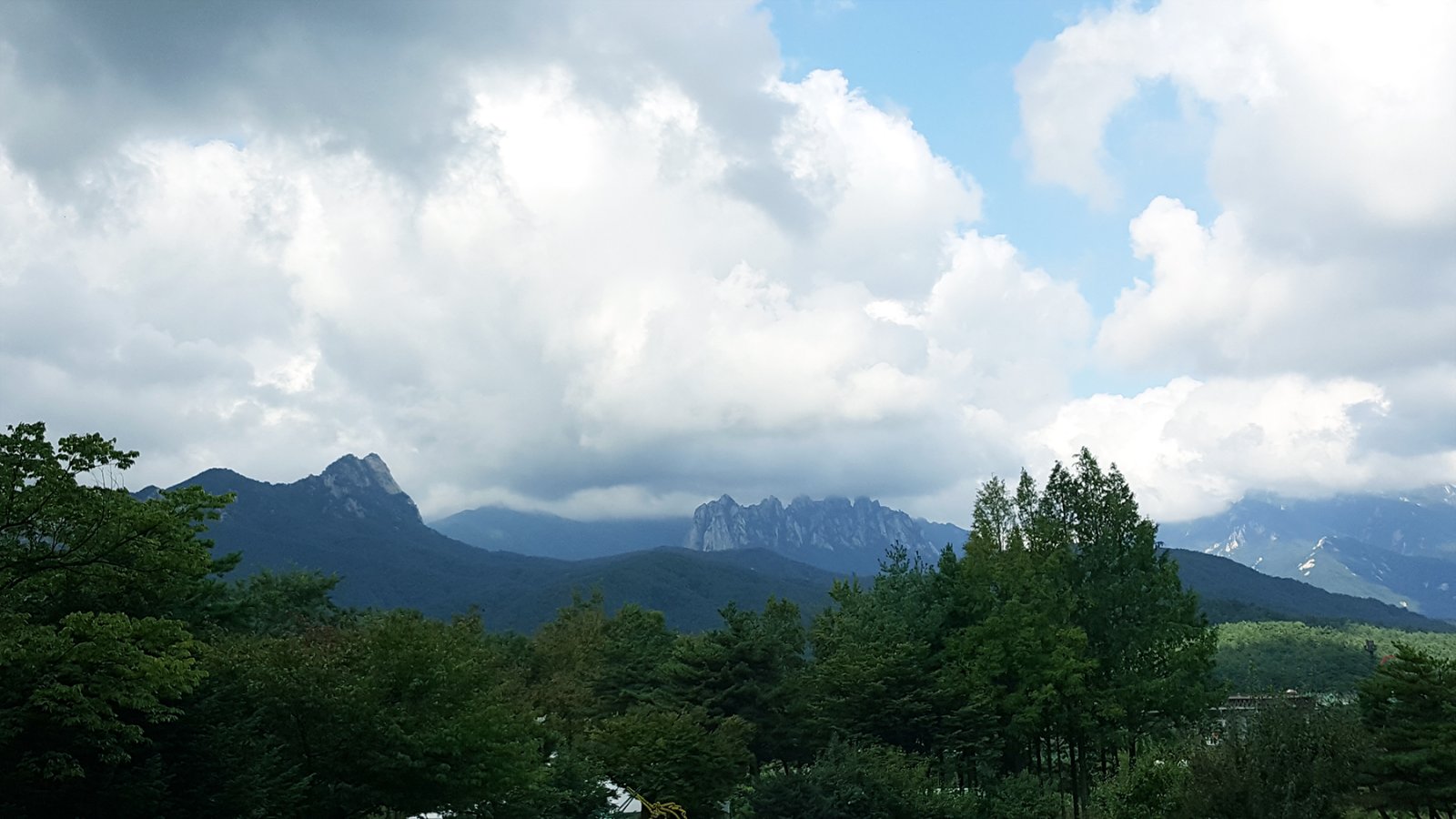 Scopri Ulsanbawi: La Roccia Iconica della Corea del Sud | Secret World Trip Planner