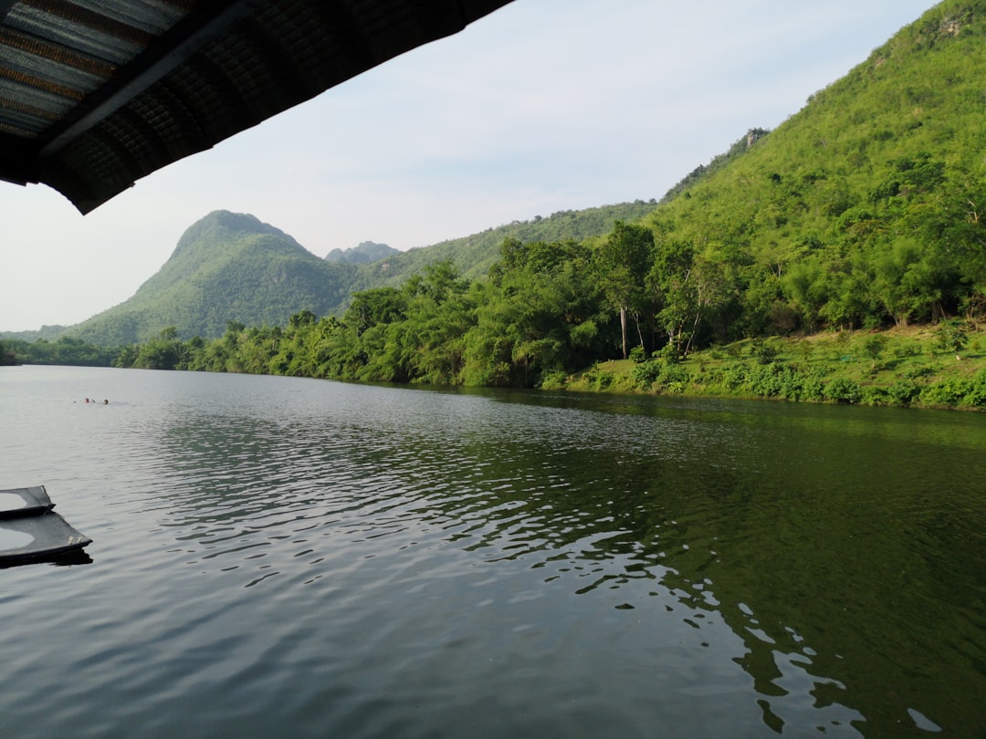 Découvrez le Charme du Barrage Srinagarind en Thaïlande | Secret World Trip Planner