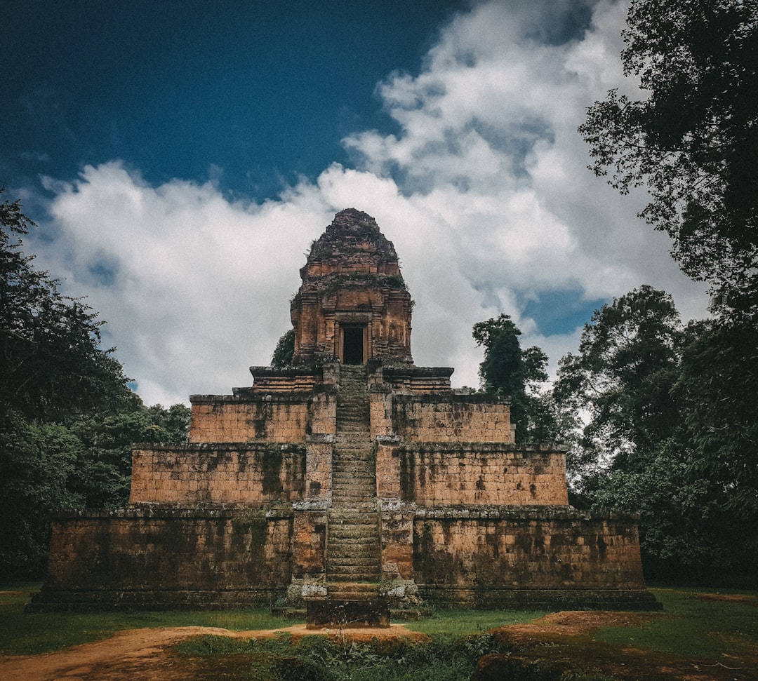 Discover Phnom Bakheng: The Temple Between History and Nature in Cambodia | Secret World Trip Planner
