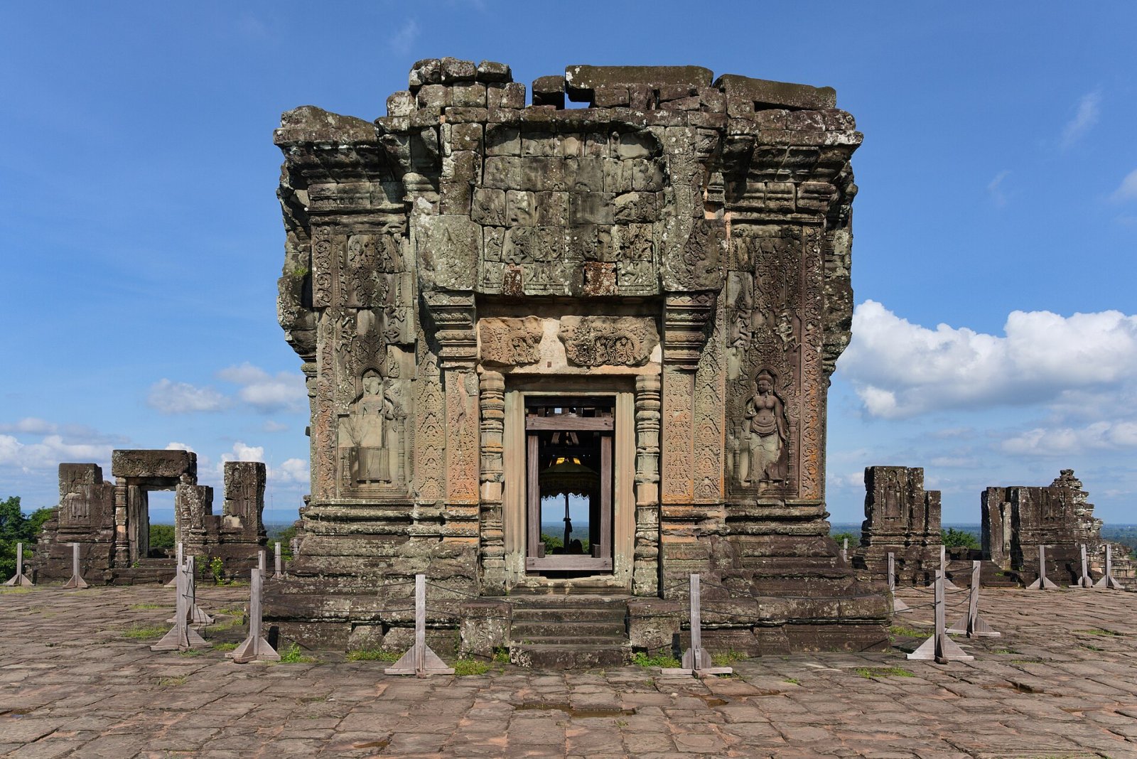 Découvrez Phnom Bakheng : le temple entre histoire et nature au Cambodge | Secret World Trip Planner