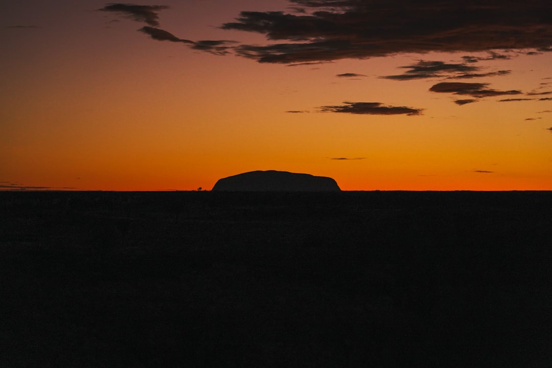 Uluṟu: Il Tronco di Fuoco al Tramonto - Mutitjulu NT 0872 | Secret World Trip Planner