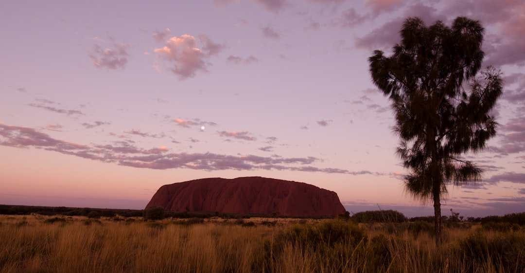 Uluṟu: Der Feuerstamm bei Sonnenuntergang - Mutitjulu NT 0872 | Secret World Trip Planner