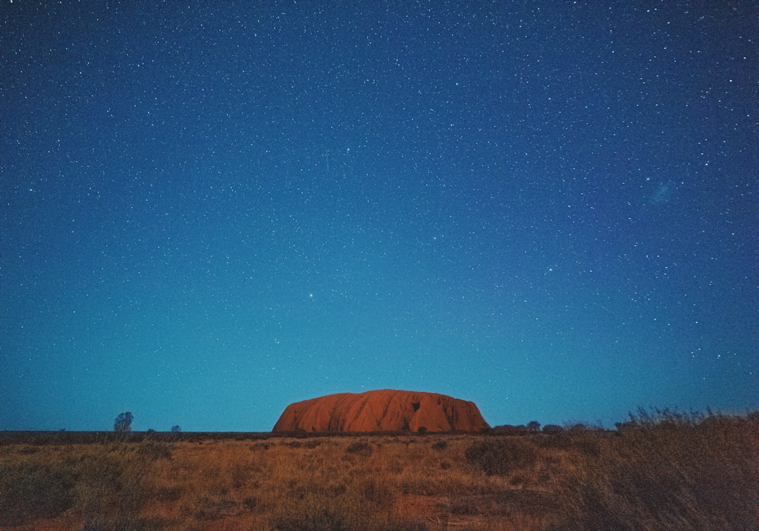 Uluṟu: Der Feuerstamm bei Sonnenuntergang - Mutitjulu NT 0872 | Secret World Trip Planner