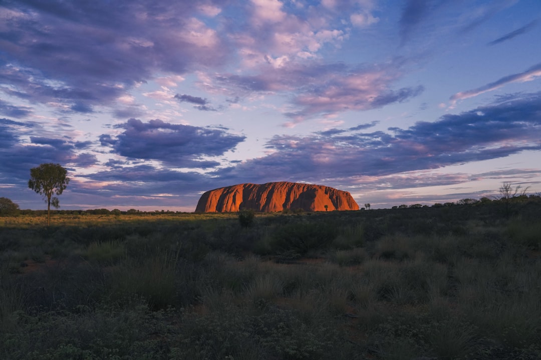 Uluṟu: Der Feuerstamm bei Sonnenuntergang - Mutitjulu NT 0872 | Secret World Trip Planner