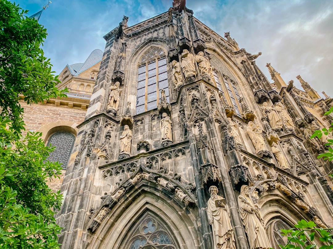 Cathédrale d'Aix-la-Chapelle : Un Voyage dans l'Histoire et la Spiritualité - Aachen | Secret World Trip Planner