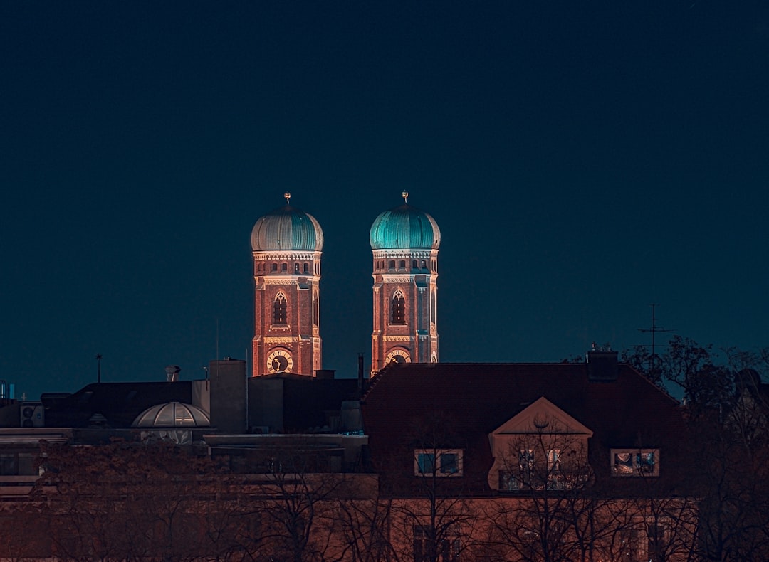 Scopri la Frauenkirche di Monaco: simbolo di cultura e storia - München | Secret World Trip Planner