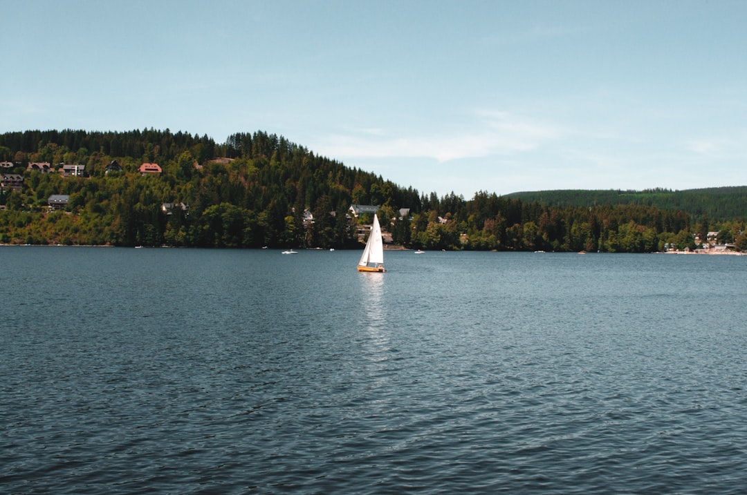 Découvrez le lac Titisee : un bijou au cœur de la Forêt Noire - Lenzkirch | Secret World Trip Planner