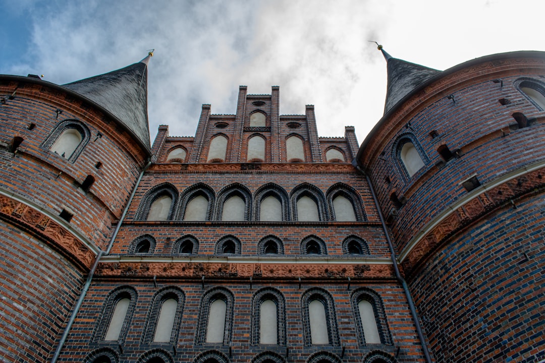 Découvrez le Holstentor de Lübeck : un symbole d'histoire et d'architecture - Lübeck | Secret World Trip Planner