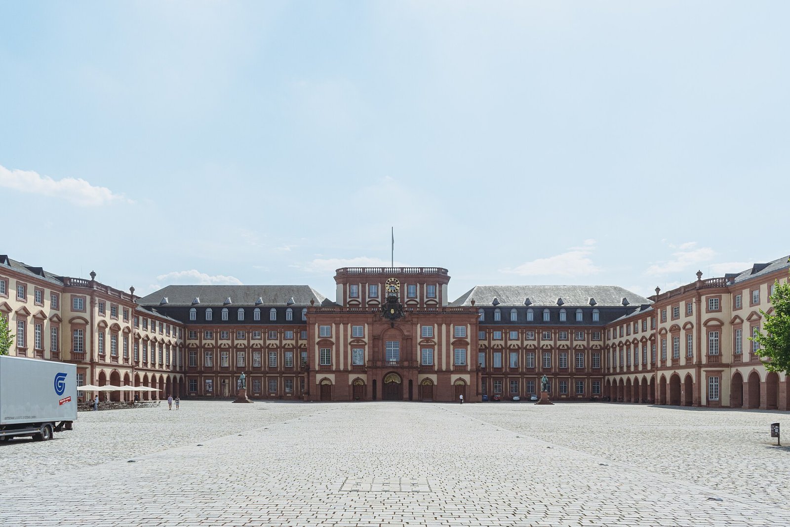 Château de Mannheim : Un Trésor Historique au Cœur de l'Allemagne - Mannheim | Secret World Trip Planner