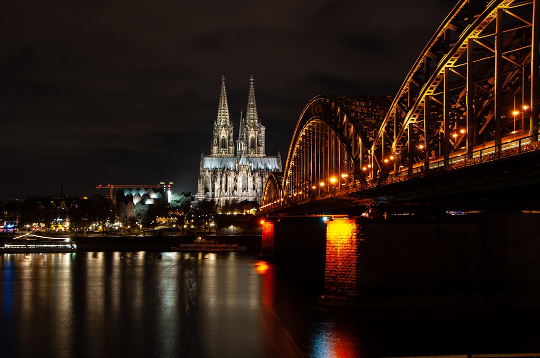 La Cathédrale de Cologne : Un Chef-d'œuvre d'Histoire et d'Architecture — Köln
