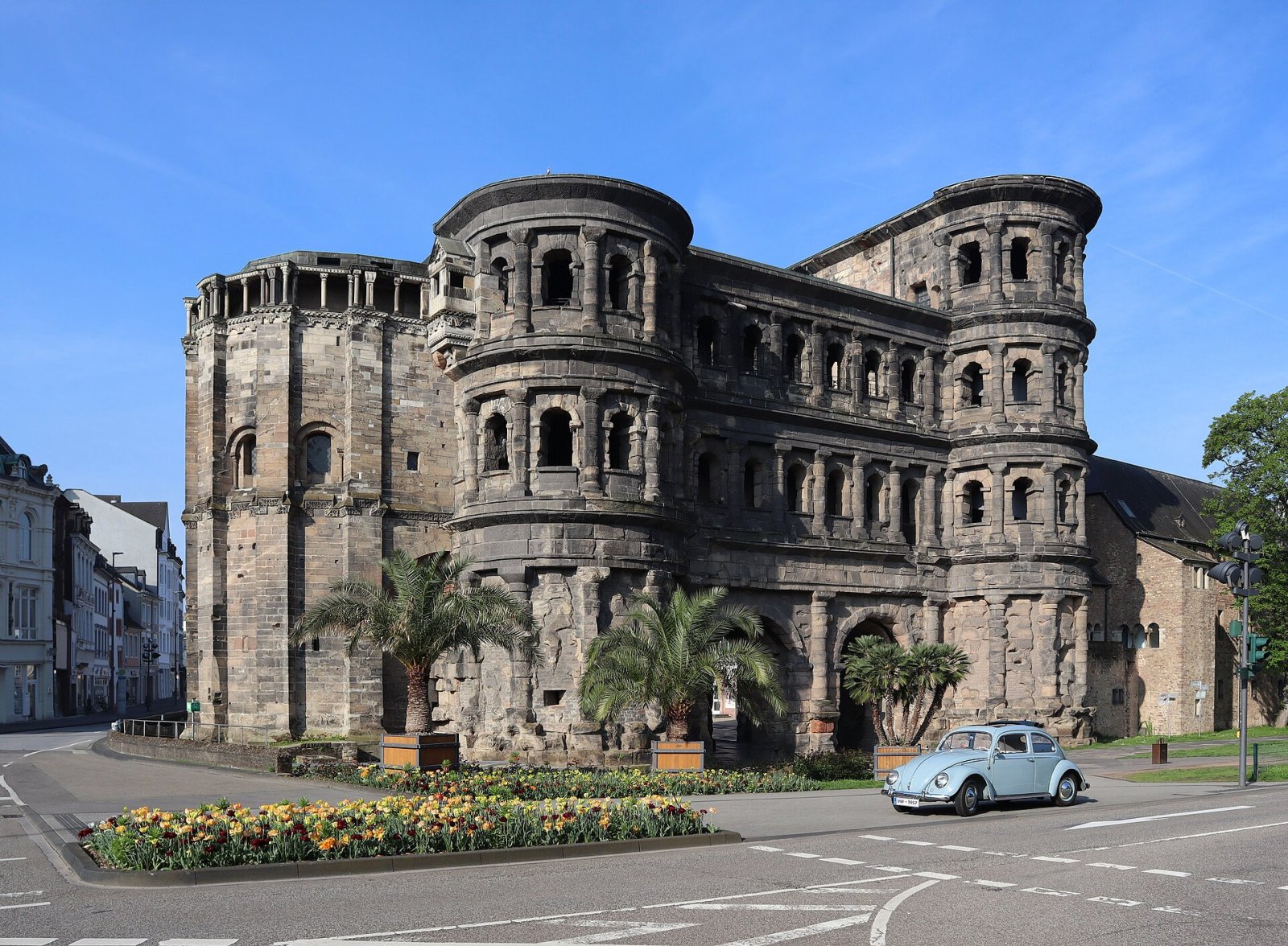 Exploration de la Porta Nigra de Trèves : Histoire et Charme - Trier | Secret World Trip Planner