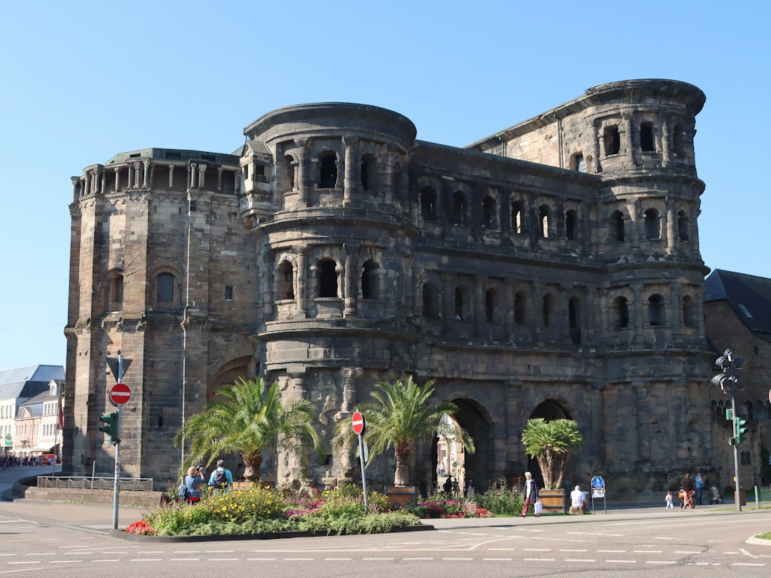 Exploration de la Porta Nigra de Trèves : Histoire et Charme - Trier | Secret World Trip Planner