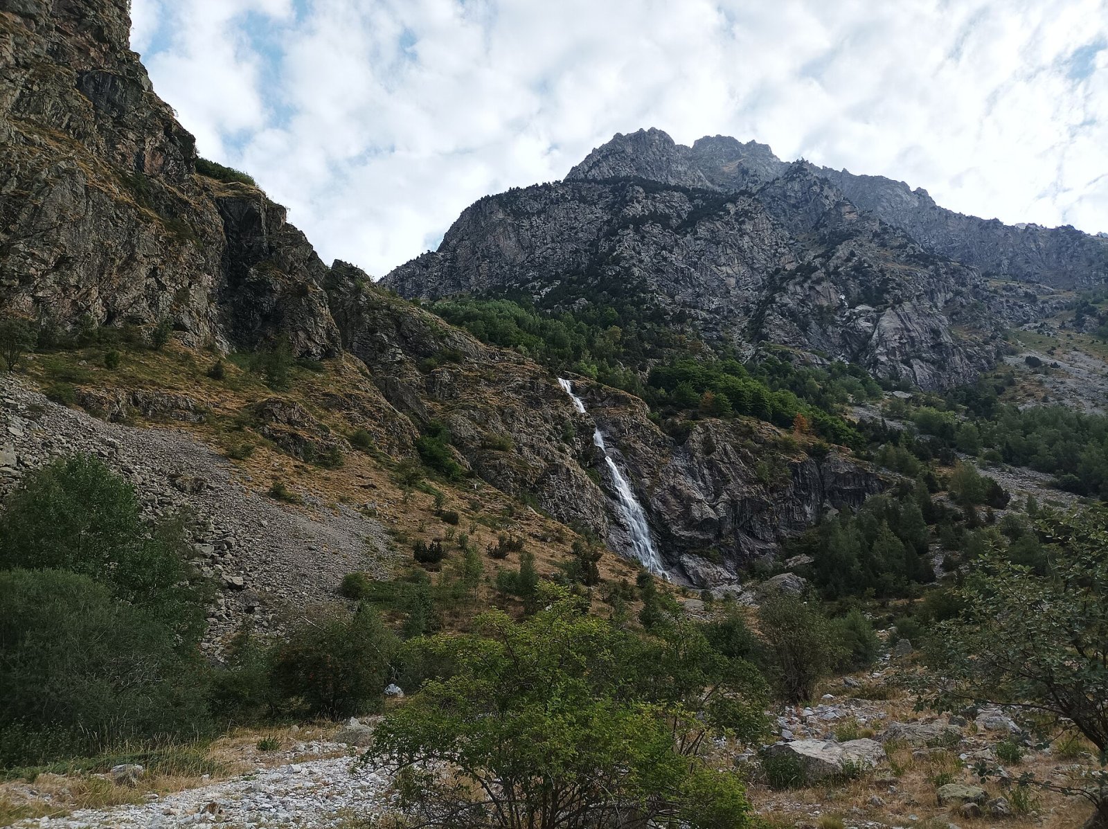 Scopri la Cascade de la Pisse: un gioiello naturale in Francia - Entraigues | Secret World Trip Planner
