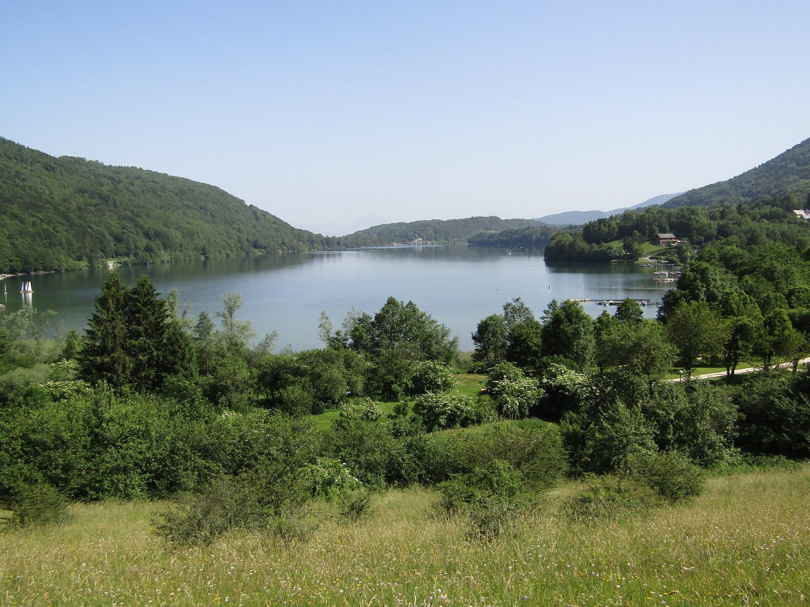 Lac Laffrey: Un Paradiso Naturale in Auvergne-Rhône-Alpes — Saint-Théoffrey
