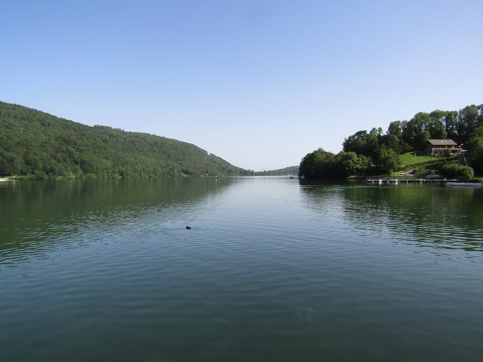 Lac Laffrey: Ein Naturparadies in Auvergne-Rhône-Alpes - Saint-Théoffrey | Secret World Trip Planner