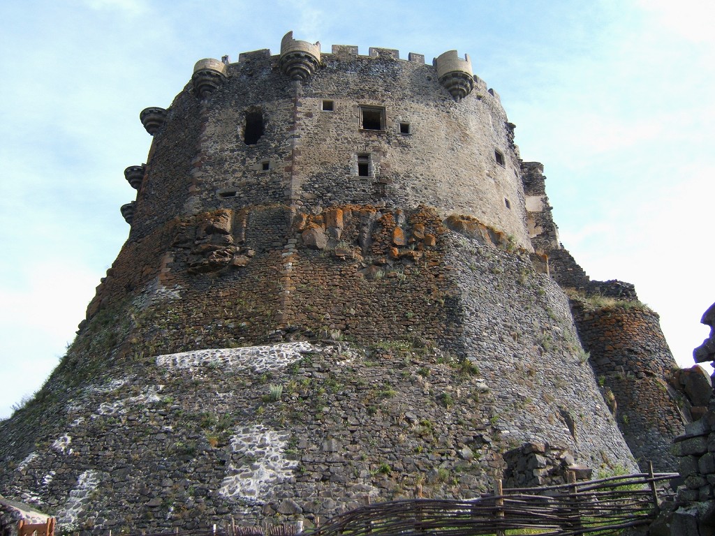 Scopri il fascino del Château de Murol in Auvergne - Murol | Secret World Trip Planner