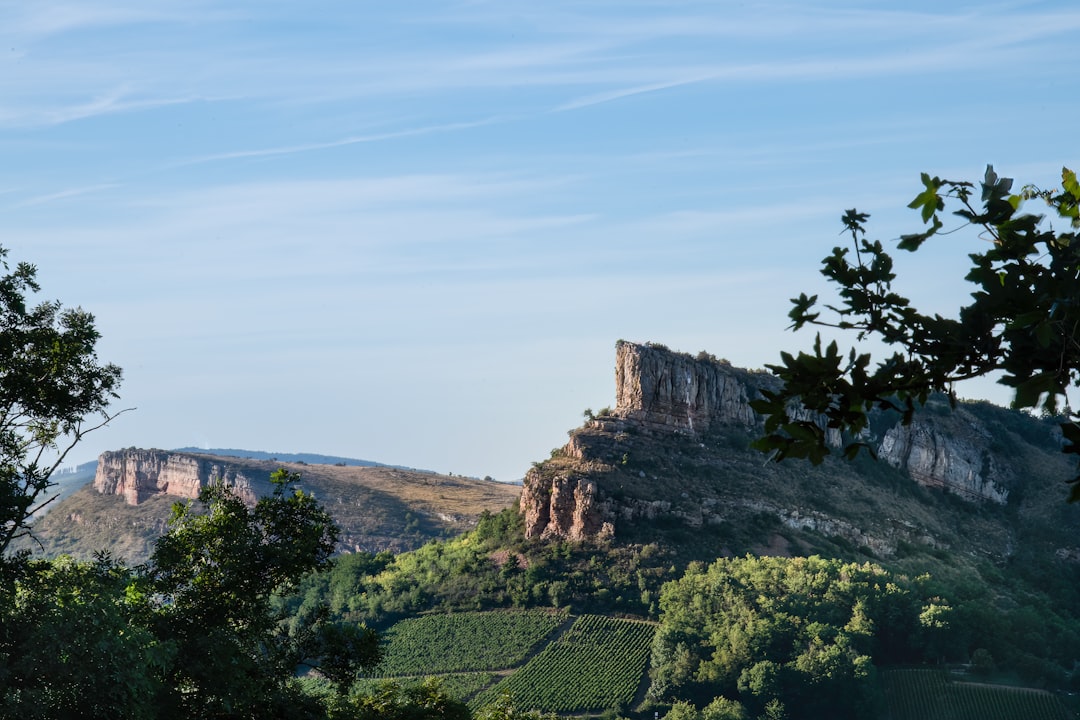 Roche de Solutré: un gioiello naturale in Bourgogne - Donzy-le-Pertuis | Secret World Trip Planner